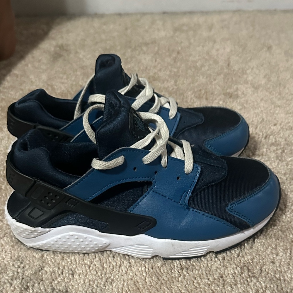 Boys Nike Huarache- Size 3y (monsoon blue)